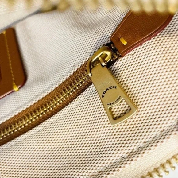 Coach LTD EDITION COACH X TOM WESSELMANN TURNLOCK WRISTLET LIPS IVORY CA221 - Picture 12 of 12